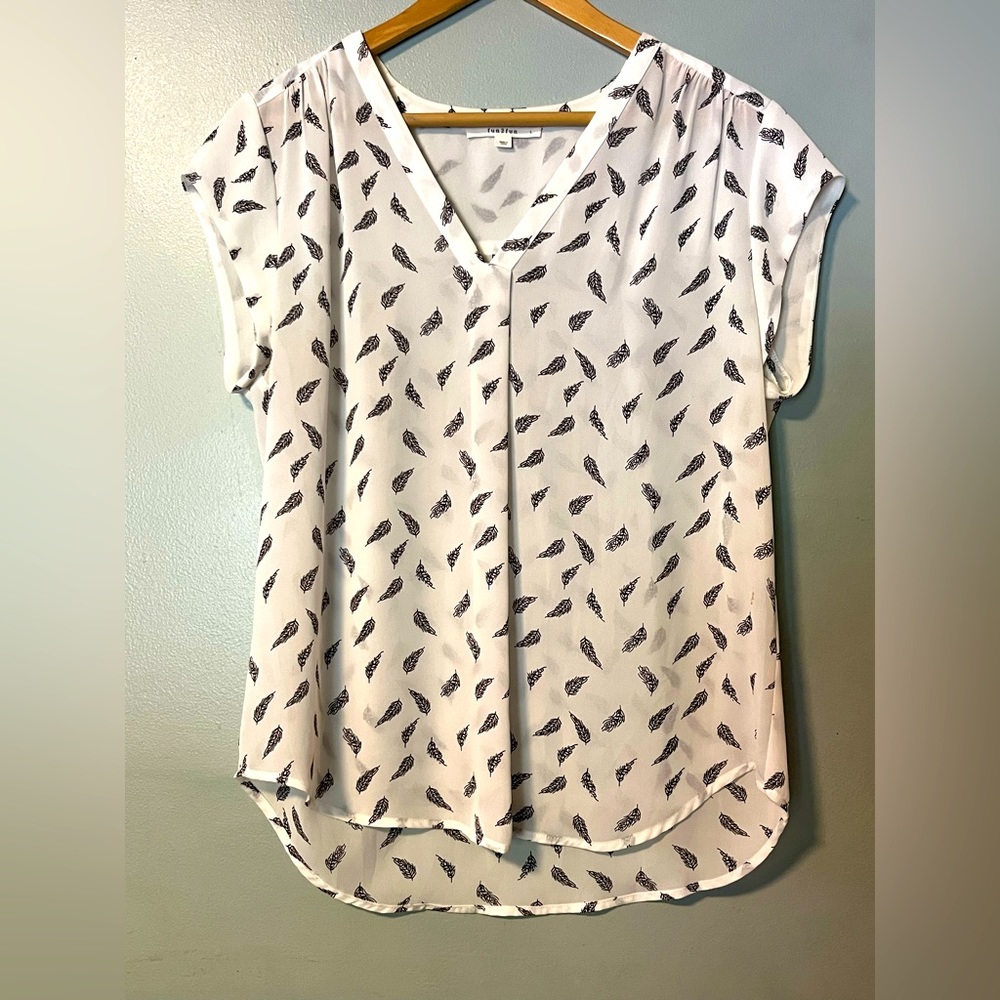 EUC - shoulder length (cap) sleeve, delicate print, very lightweight